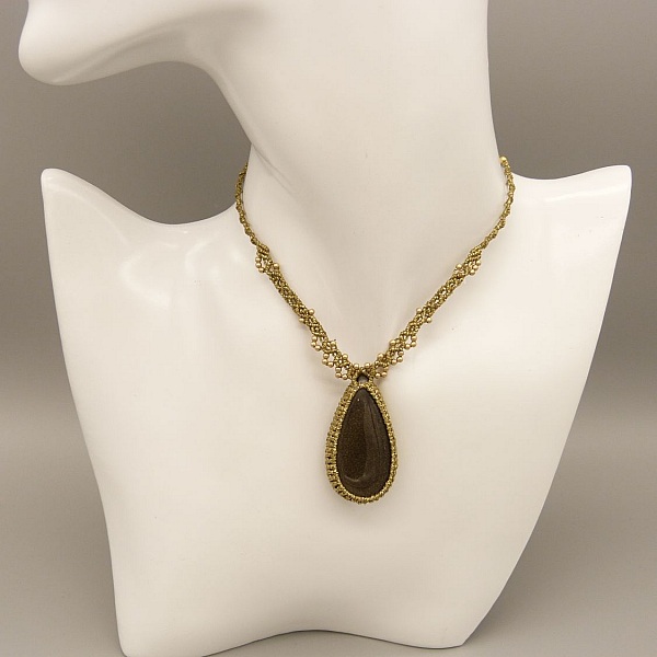 Collier  micro-macram&eacute; dor&eacute; avec une  obsidienne dor&eacute;e 