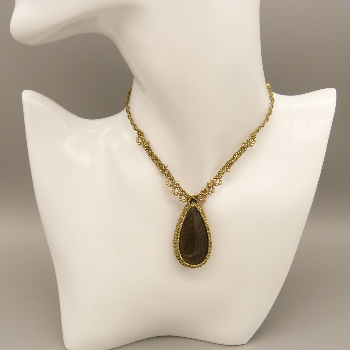 Collier  micro-macram&eacute; dor&eacute; avec une  obsidienne dor&eacute;e 