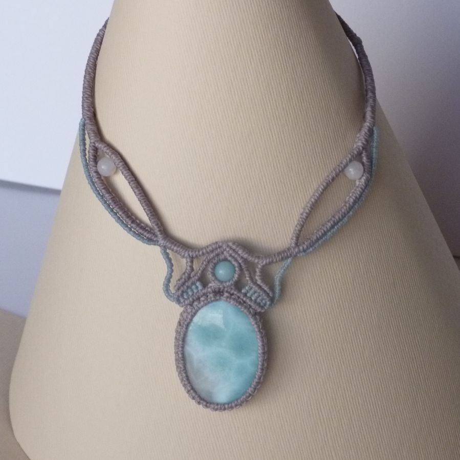 Collier en micro-macram&eacute; gris taupe/bleu givr&eacute; avec en pi&egrave;ce centrale une pierre gemme naturelle aux douces nuances de blanc et de bleu clair.