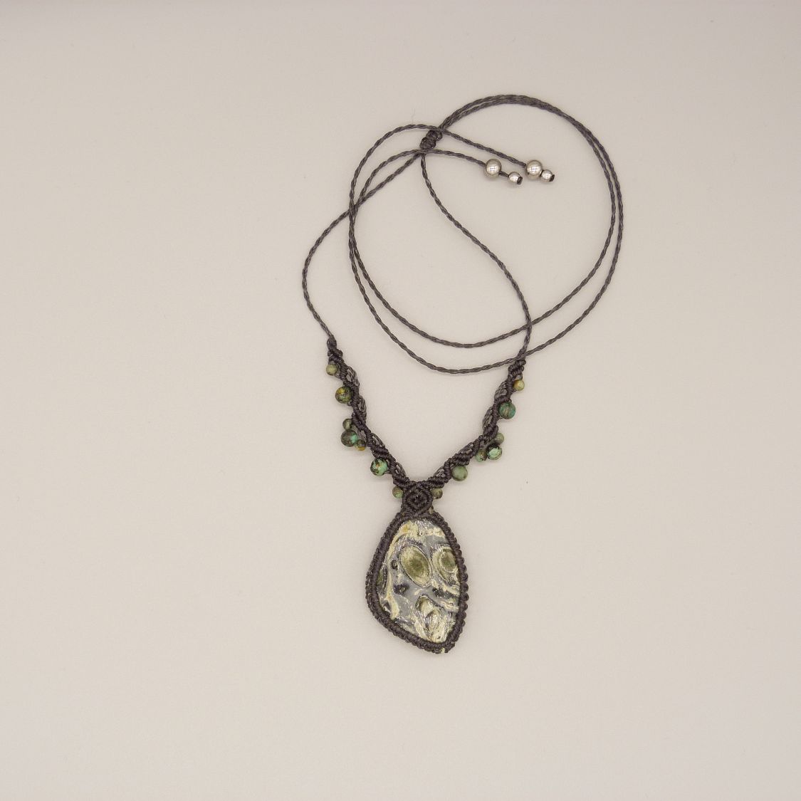 Collier  micro-macram&eacute; gris fonc&eacute; avec un  jaspe kambaba