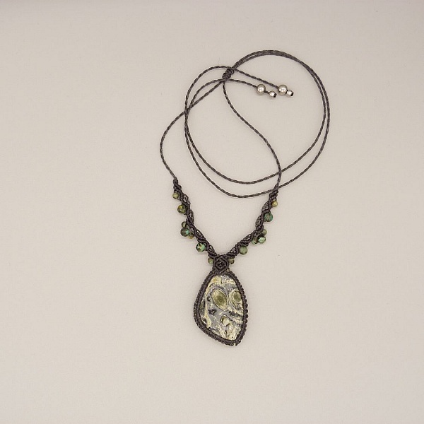 Collier  micro-macram&eacute; gris fonc&eacute; avec un  jaspe kambaba
