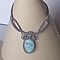 Collier en micro-macram&eacute; gris taupe/bleu givr&eacute; avec en pi&egrave;ce centrale une pierre gemme naturelle aux douces nuances de blanc et de bleu clair.