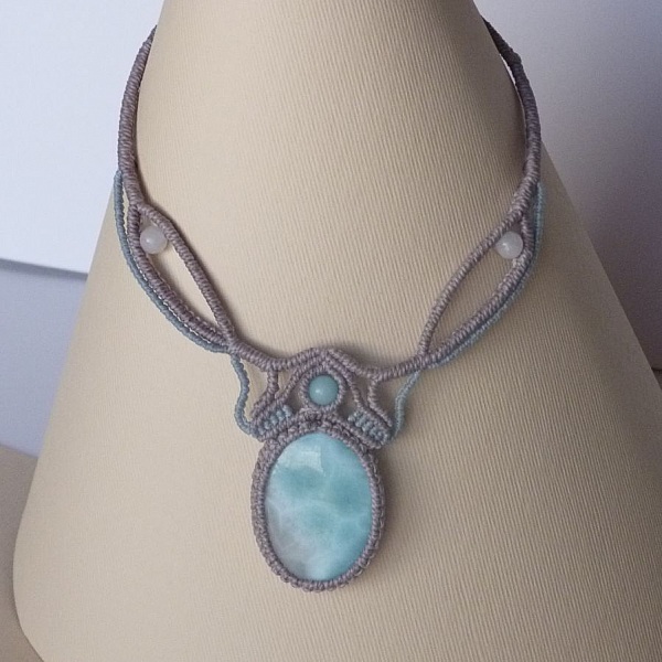 Collier en micro-macram&eacute; gris taupe/bleu givr&eacute; avec en pi&egrave;ce centrale une pierre gemme naturelle aux douces nuances de blanc et de bleu clair.
