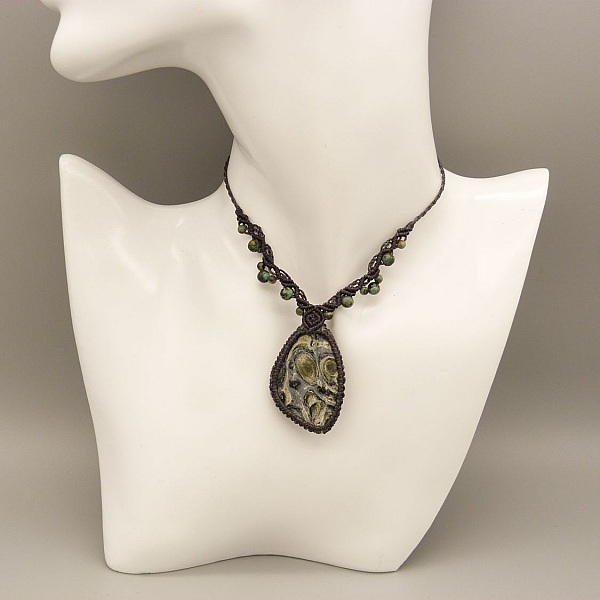 Collier  micro-macram&eacute; gris fonc&eacute; avec un  jaspe kambaba