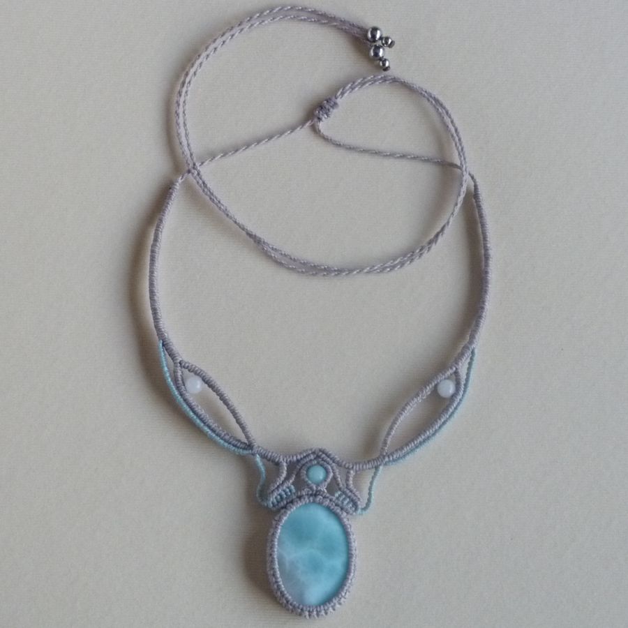 Collier en micro-macram&eacute; gris taupe/bleu givr&eacute; avec en pi&egrave;ce centrale une pierre gemme naturelle aux douces nuances de blanc et de bleu clair.