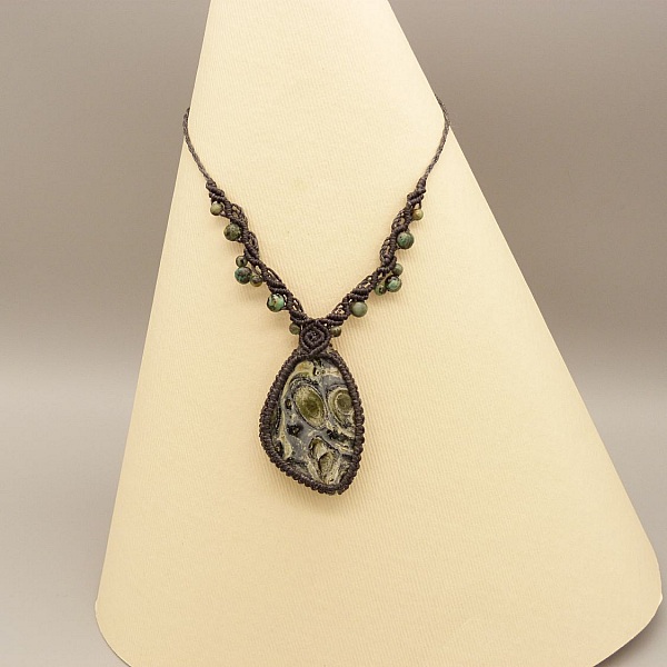 Collier  micro-macram&eacute; gris fonc&eacute; avec un  jaspe kambaba