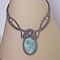 Collier en micro-macram&eacute; gris taupe/bleu givr&eacute; avec en pi&egrave;ce centrale une pierre gemme naturelle aux douces nuances de blanc et de bleu clair.