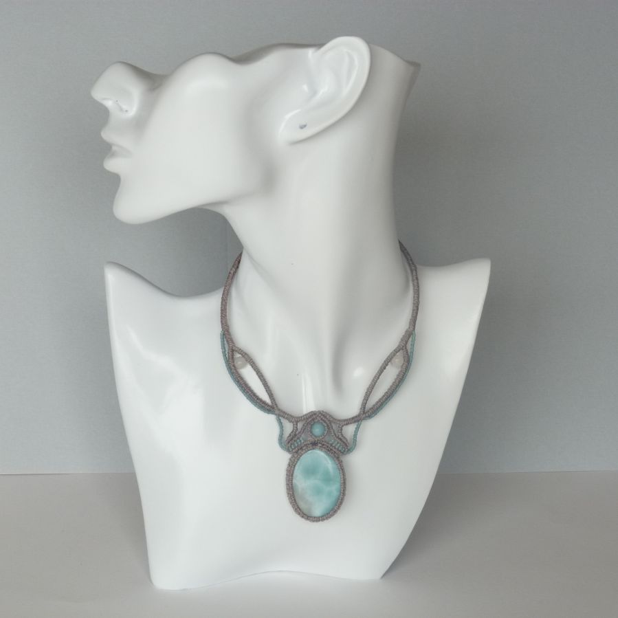 Collier en micro-macram&eacute; gris taupe/bleu givr&eacute; avec en pi&egrave;ce centrale une pierre gemme naturelle aux douces nuances de blanc et de bleu clair.
