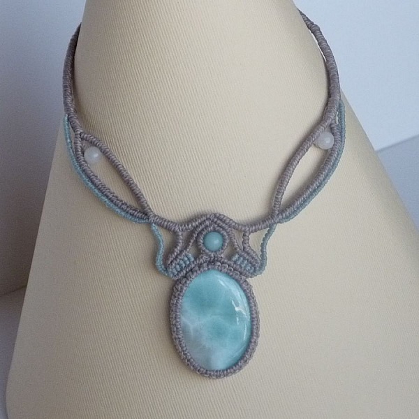 Collier en micro-macram&eacute; gris taupe/bleu givr&eacute; avec en pi&egrave;ce centrale une pierre gemme naturelle aux douces nuances de blanc et de bleu clair.