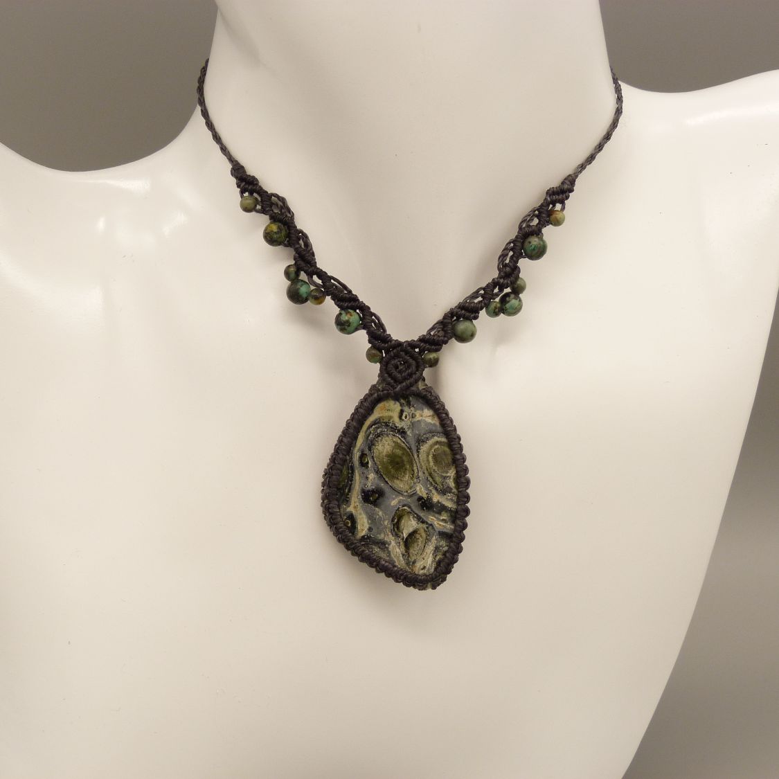 Collier  micro-macram&eacute; gris fonc&eacute; avec un  jaspe kambaba