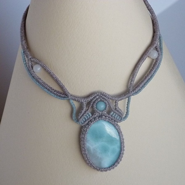 Collier en micro-macram&eacute; gris taupe/bleu givr&eacute; avec en pi&egrave;ce centrale une pierre gemme naturelle aux douces nuances de blanc et de bleu clair.