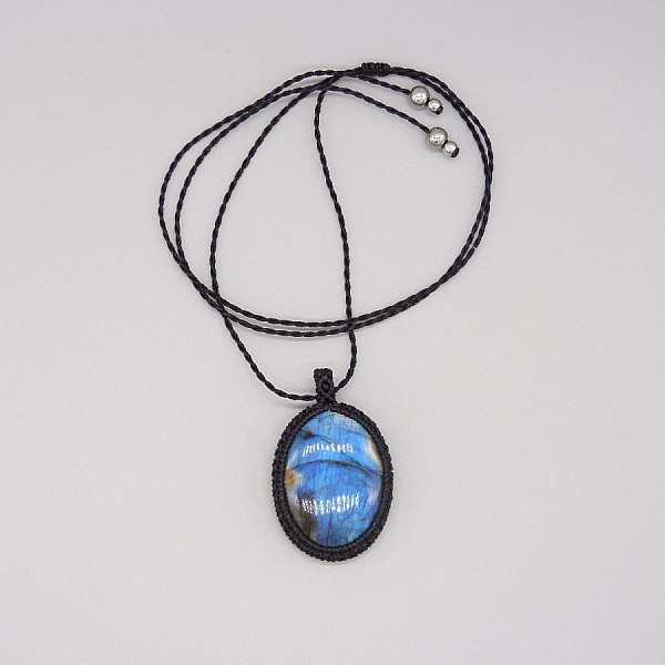 Collier  micro-macram&eacute; noir avec une  labradorite 