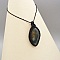 Collier  micro-macram&eacute; noir avec une  labradorite 