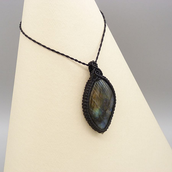Collier  micro-macram&eacute; noir avec une  labradorite 