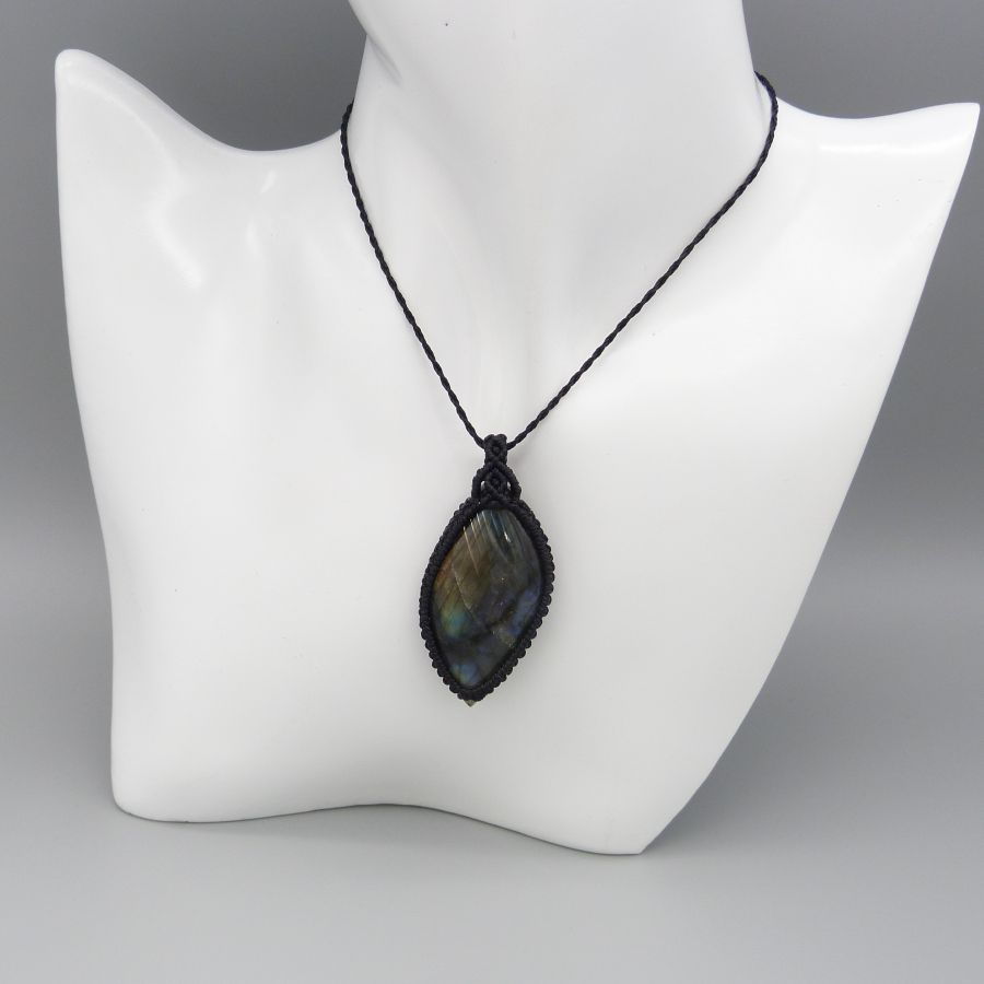 Collier  micro-macram&eacute; noir avec une  labradorite 