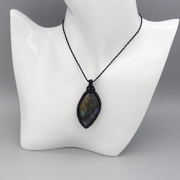 Collier  micro-macram&eacute; noir avec une  labradorite 
