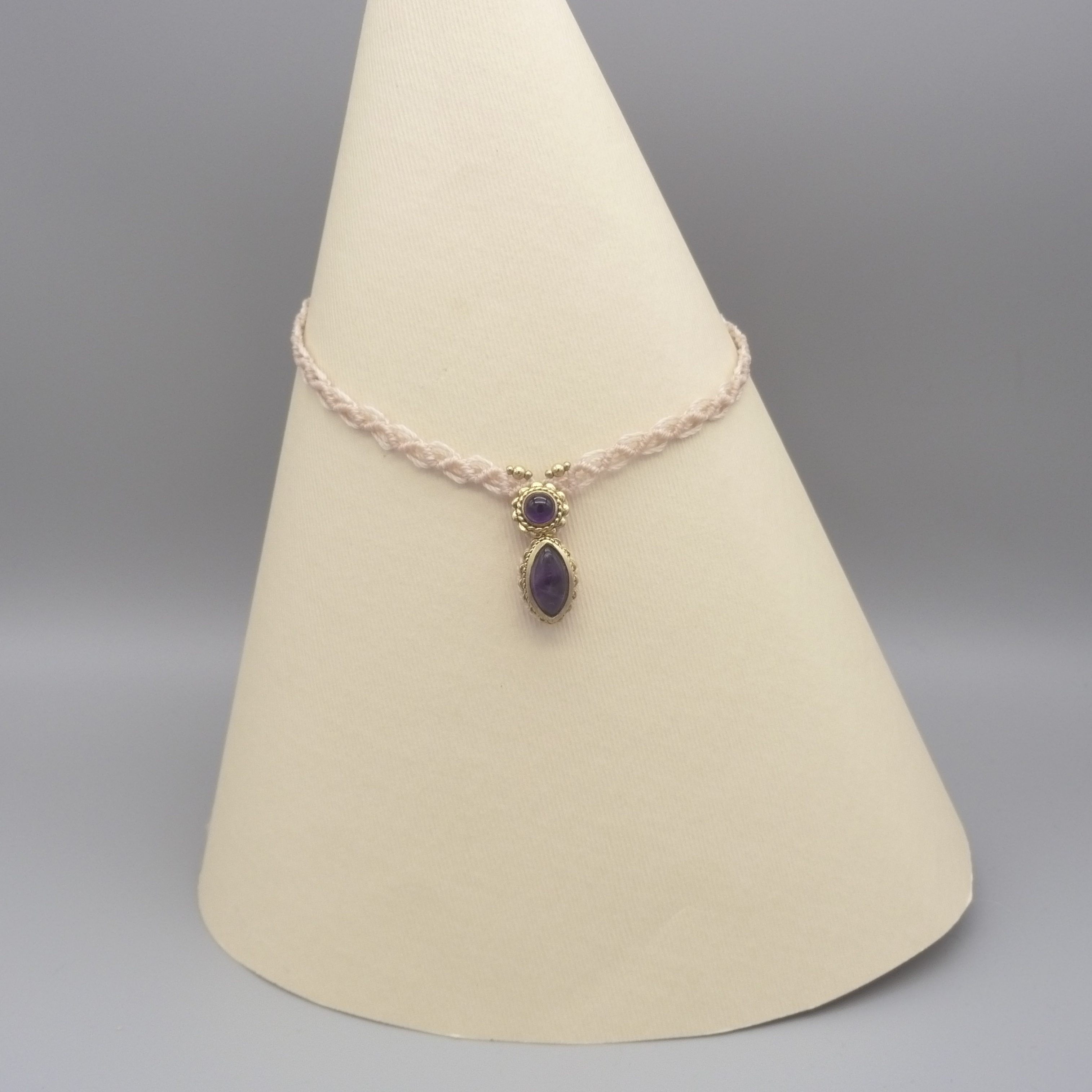 Collier en micro-macram&eacute; ras-du-cou avec des am&eacute;thystes serties 