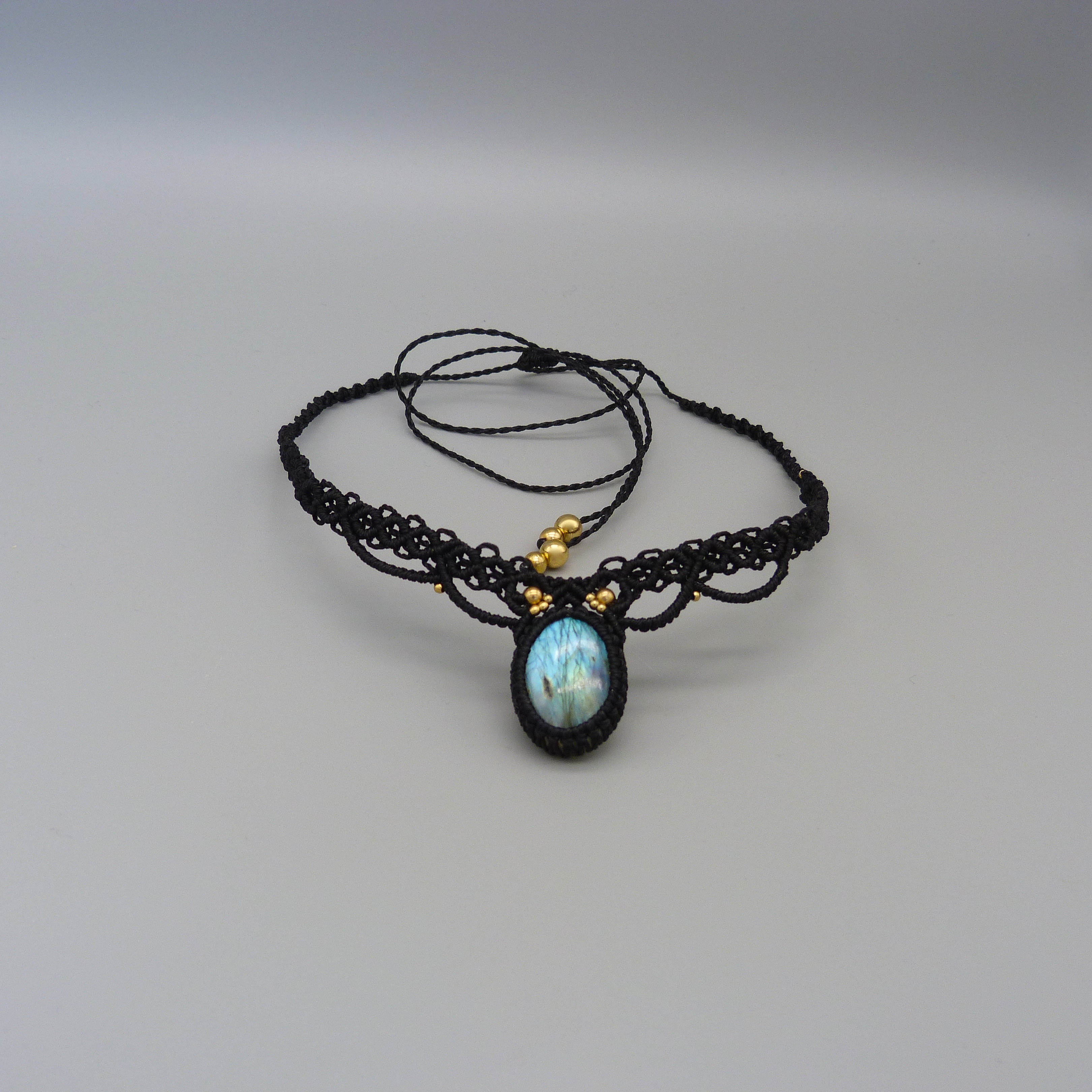 Collier ras-du-cou en micro-macramé noir avec pierre labradorite.