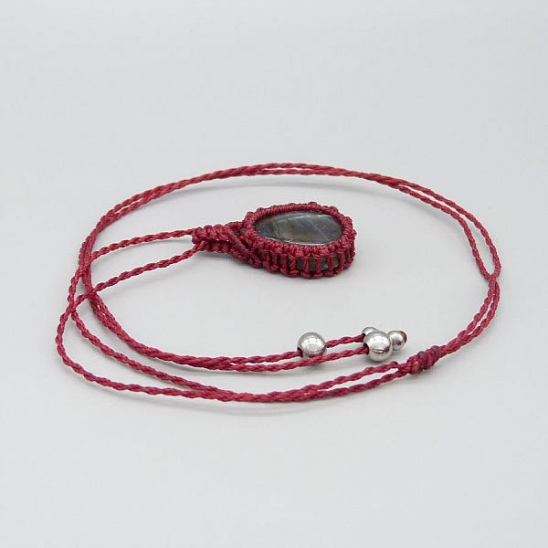 Collier en micro-macram&eacute; rouge avec une labradorite