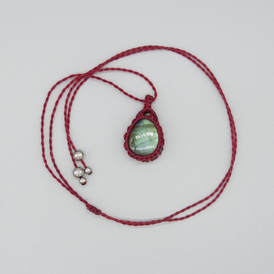 Collier en micro-macram&eacute; rouge avec une labradorite
