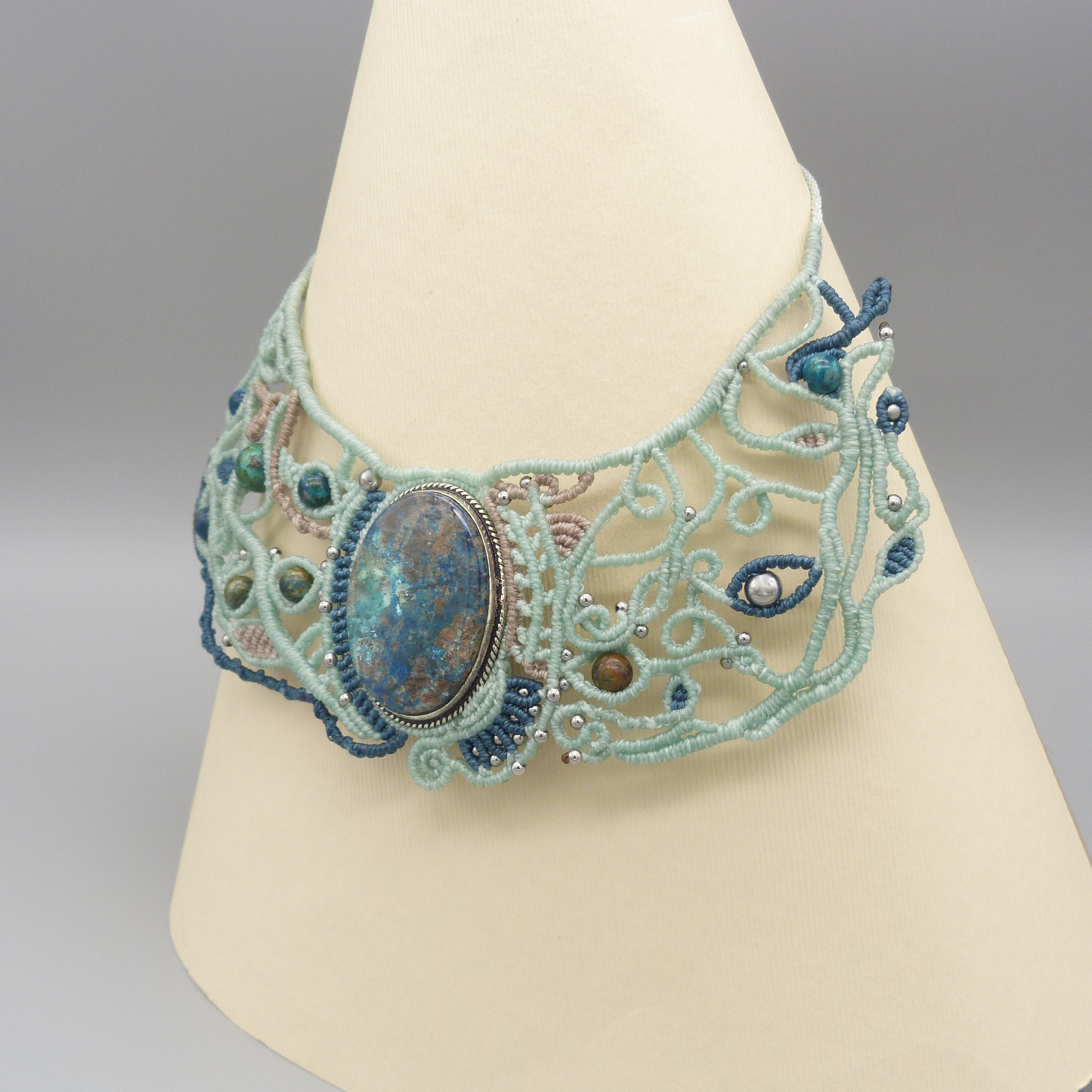 Collier en micro-macram&eacute; vert menthe &agrave; l'eau avec une chrysocolle 