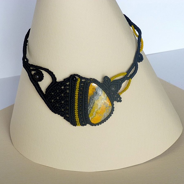 Collier noir/jaune en micro-macram&eacute;  avec une  pierre naturelle, la jaspe 