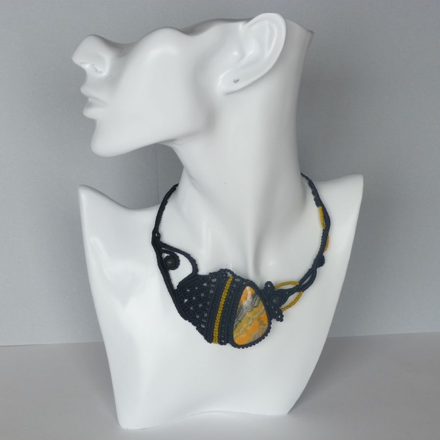 Collier noir/jaune en micro-macram&eacute;  avec une  pierre naturelle, la jaspe 