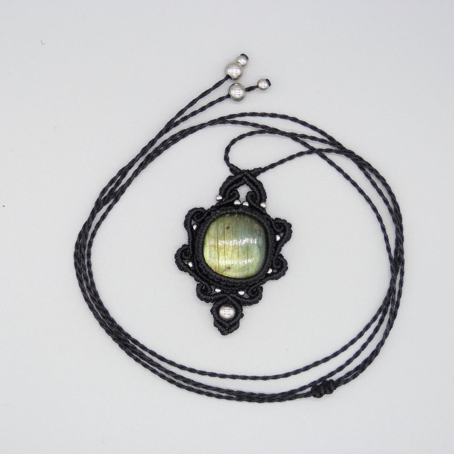 Collier noir en micro-macram&eacute; avec une labradorite