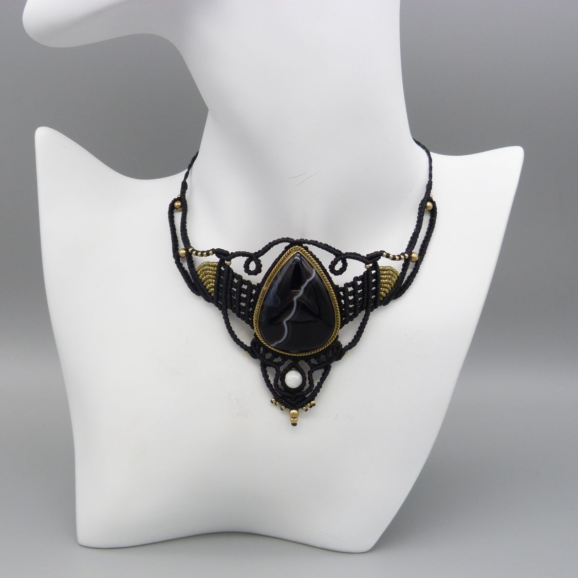 collier noir en micro-macram&eacute; avec un jaspe serti de laiton