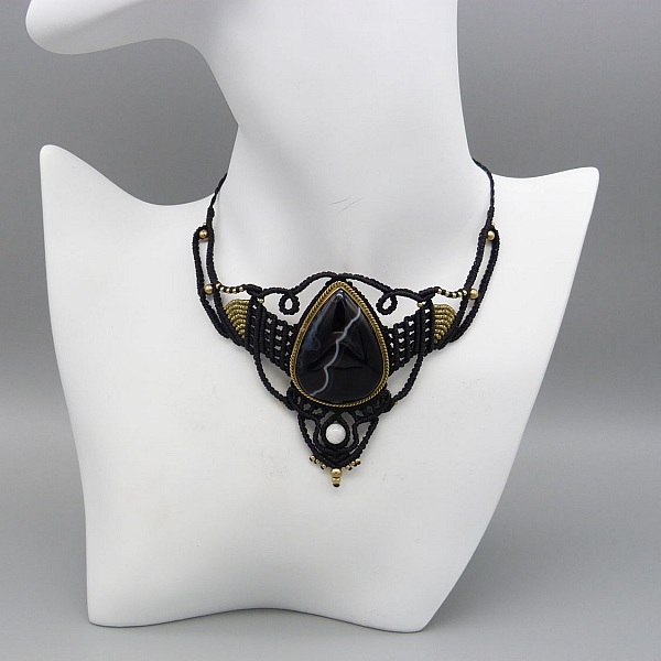 collier noir en micro-macram&eacute; avec un jaspe serti de laiton