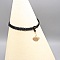 Collier noir en micro-macram&eacute; ras-du-cou avec une feuille de ginkgo biloba 