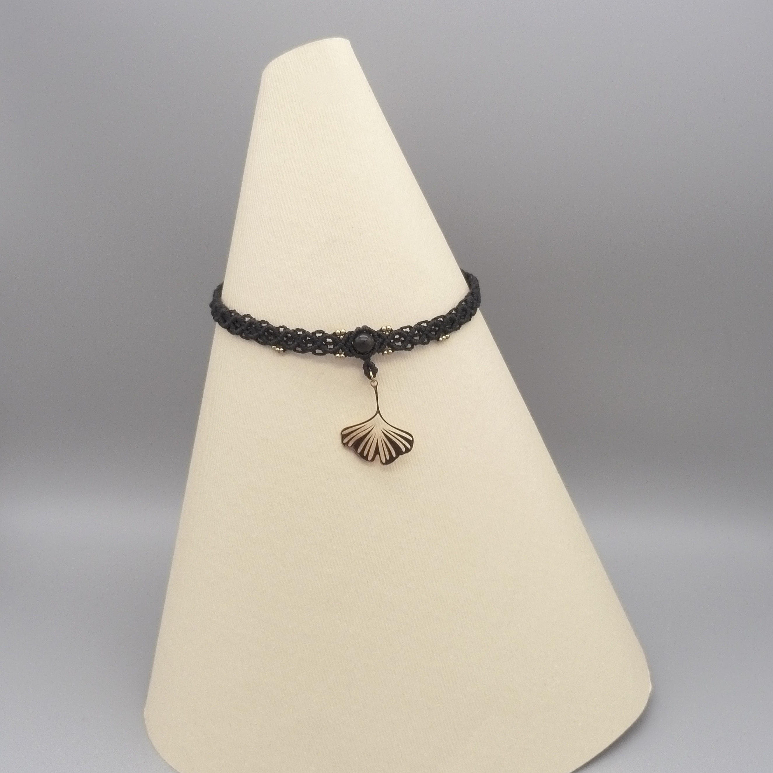 Collier noir en micro-macram&eacute; ras-du-cou avec une feuille de ginkgo biloba 