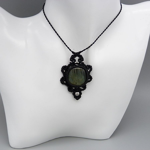 Collier noir en micro-macram&eacute; avec une labradorite