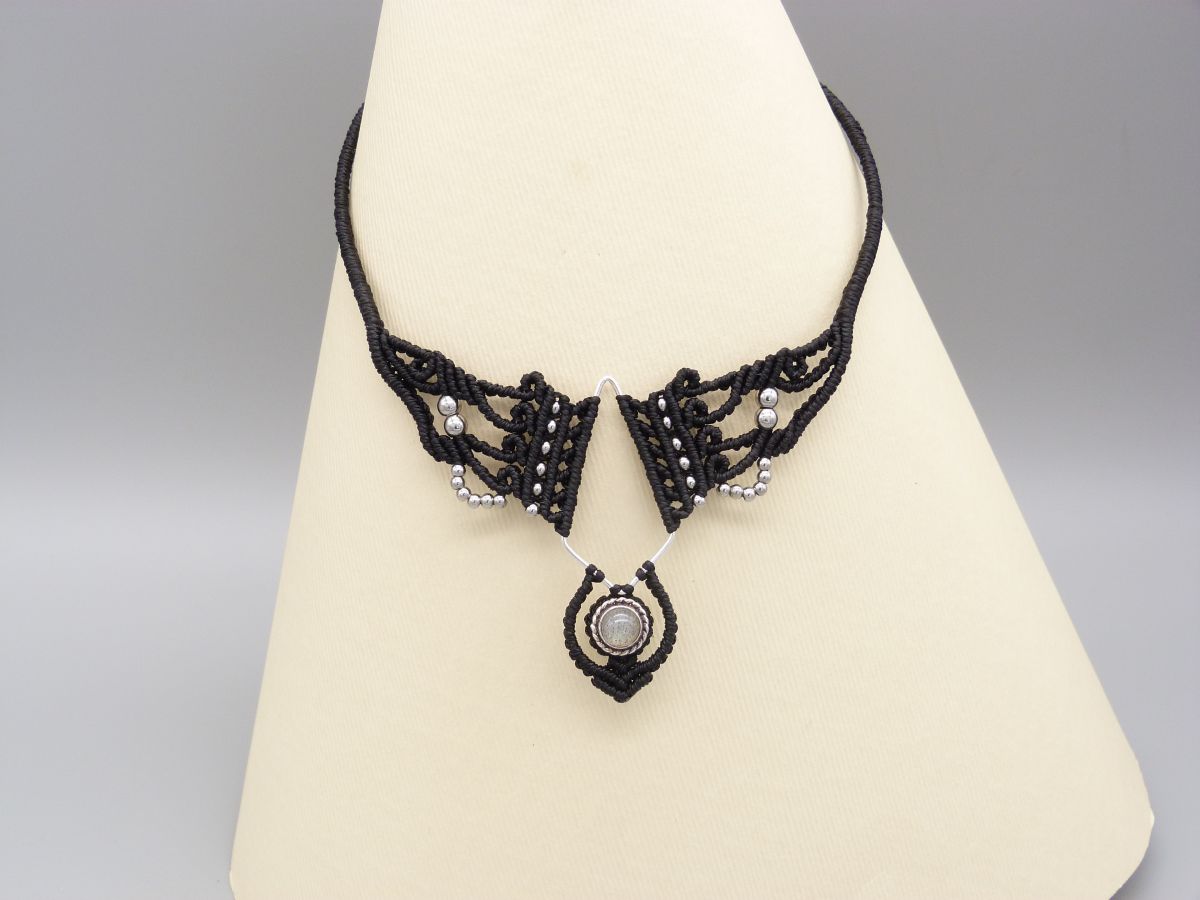 Collier noir en micro-macram&eacute;  avec une labradorite sertie