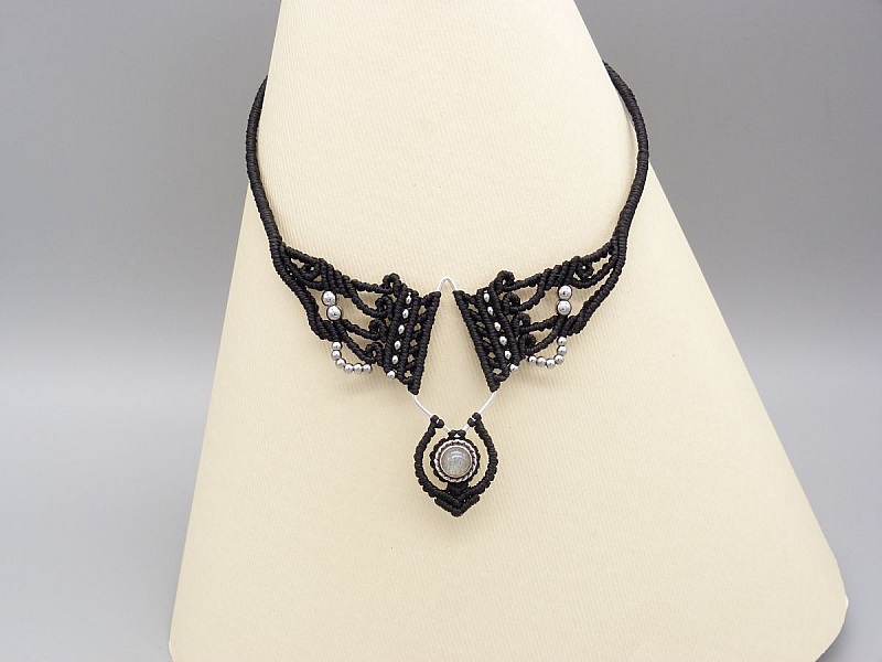 Collier noir en micro-macram&eacute;  avec une labradorite sertie