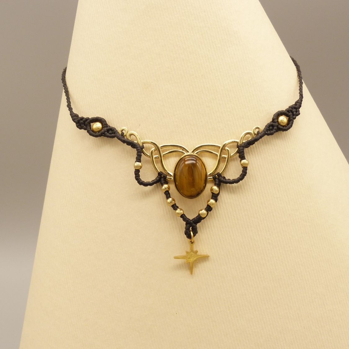 Collier noir en micro-macram&eacute;  avec un oeil de tigre serti
