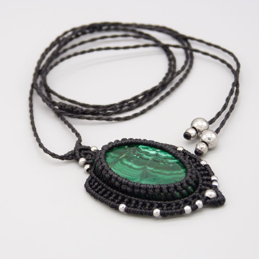 Collier noir en micro-macram&eacute; avec une malachite