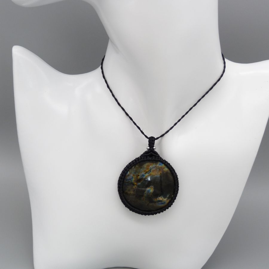 Collier noir en micro-macram&eacute; avec une labradorite