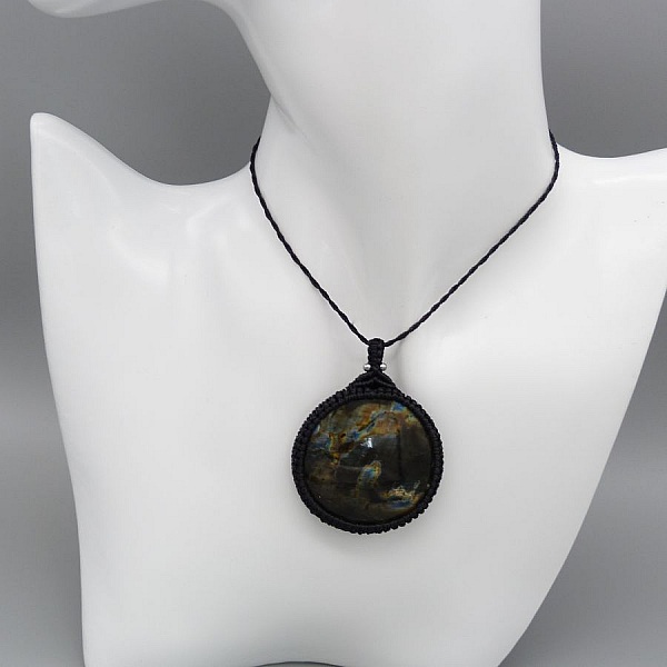 Collier noir en micro-macram&eacute; avec une labradorite
