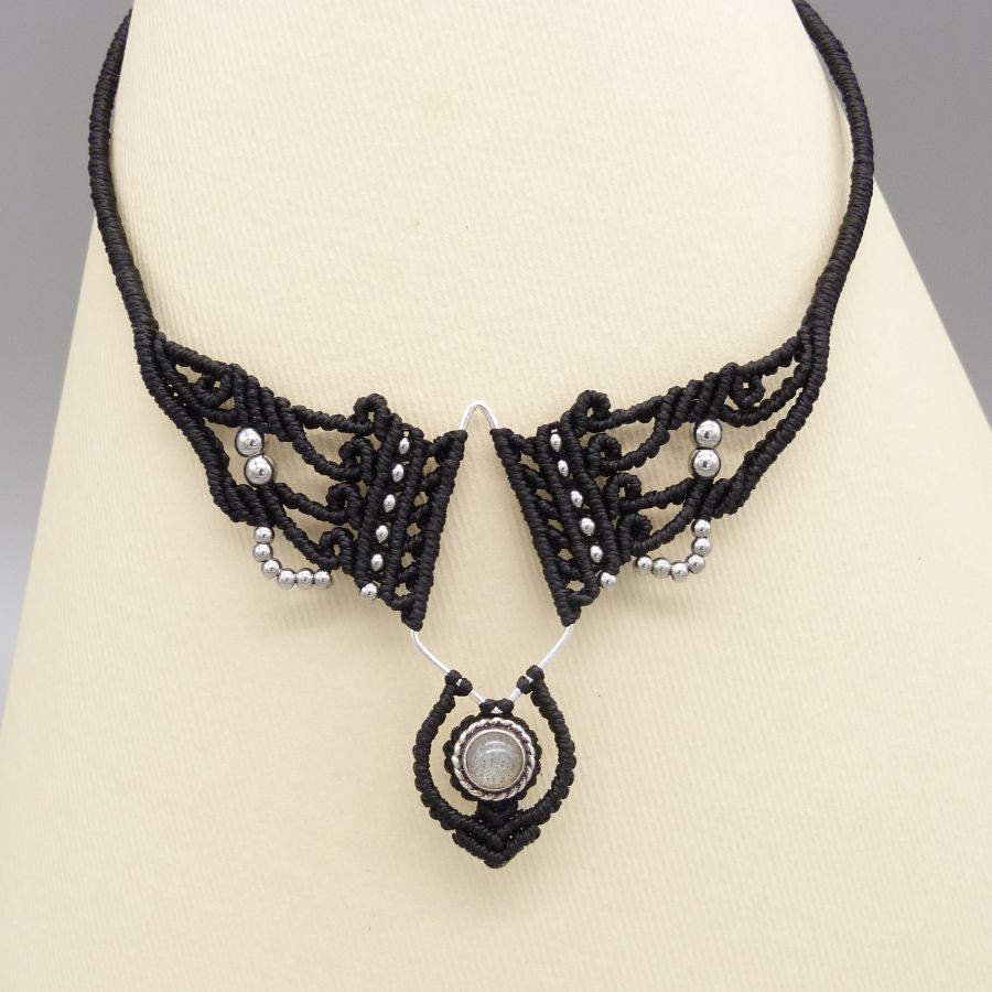 Collier noir en micro-macram&eacute;  avec une labradorite sertie