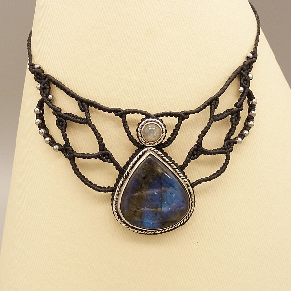 Collier noir en micro-macram&eacute;  avec une labradorite sertie
