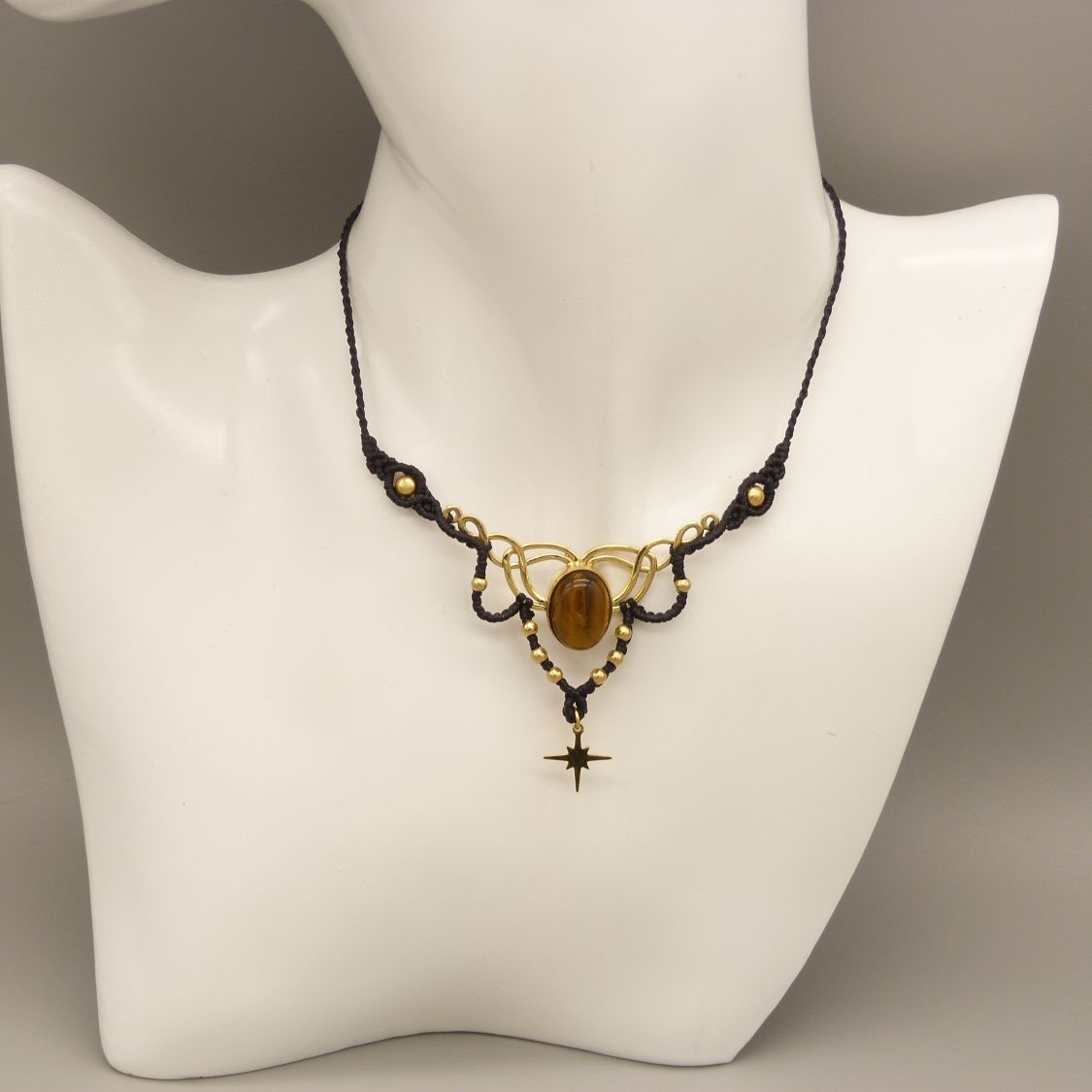 Collier noir en micro-macram&eacute;  avec un oeil de tigre serti