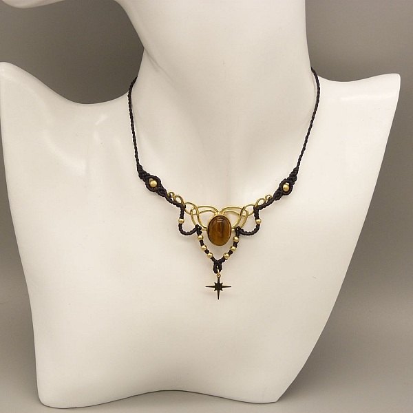 Collier noir en micro-macram&eacute;  avec un oeil de tigre serti