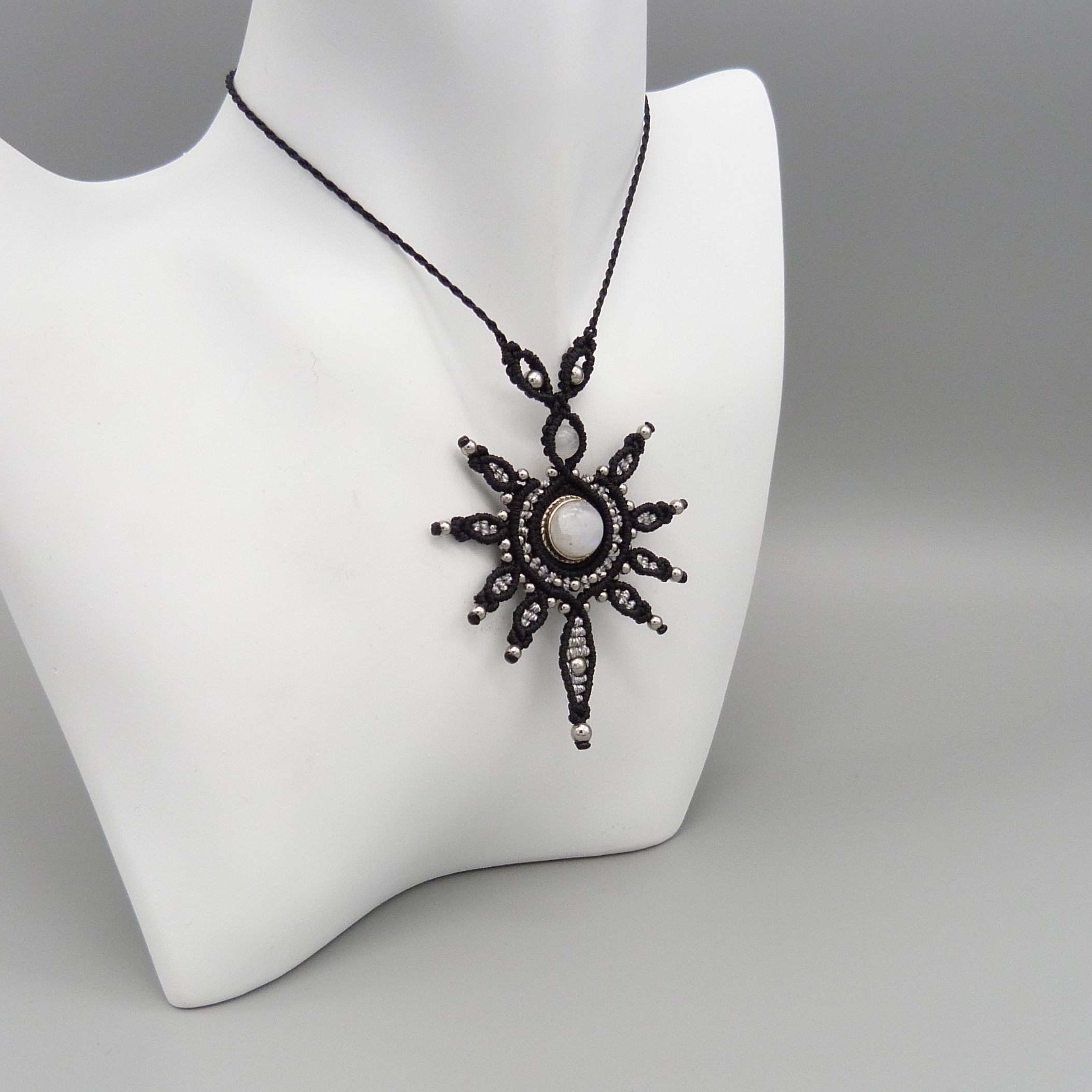 collier noir en micro-macram&eacute; avec une pierre de lune sertie