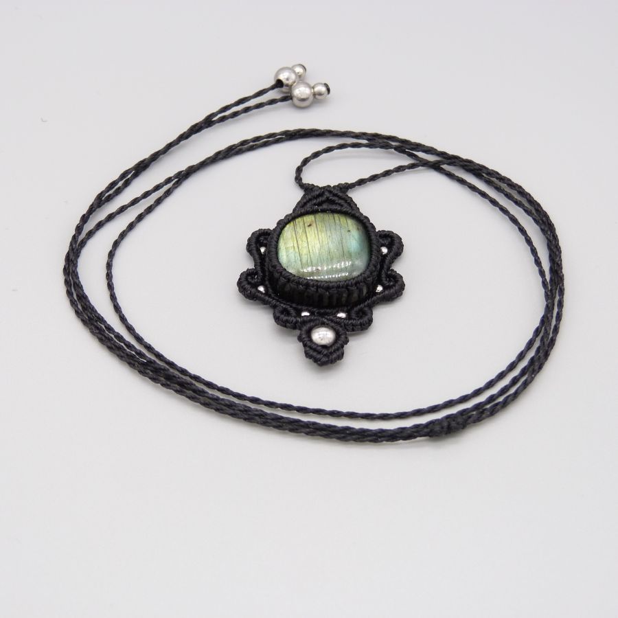Collier noir en micro-macram&eacute; avec une labradorite