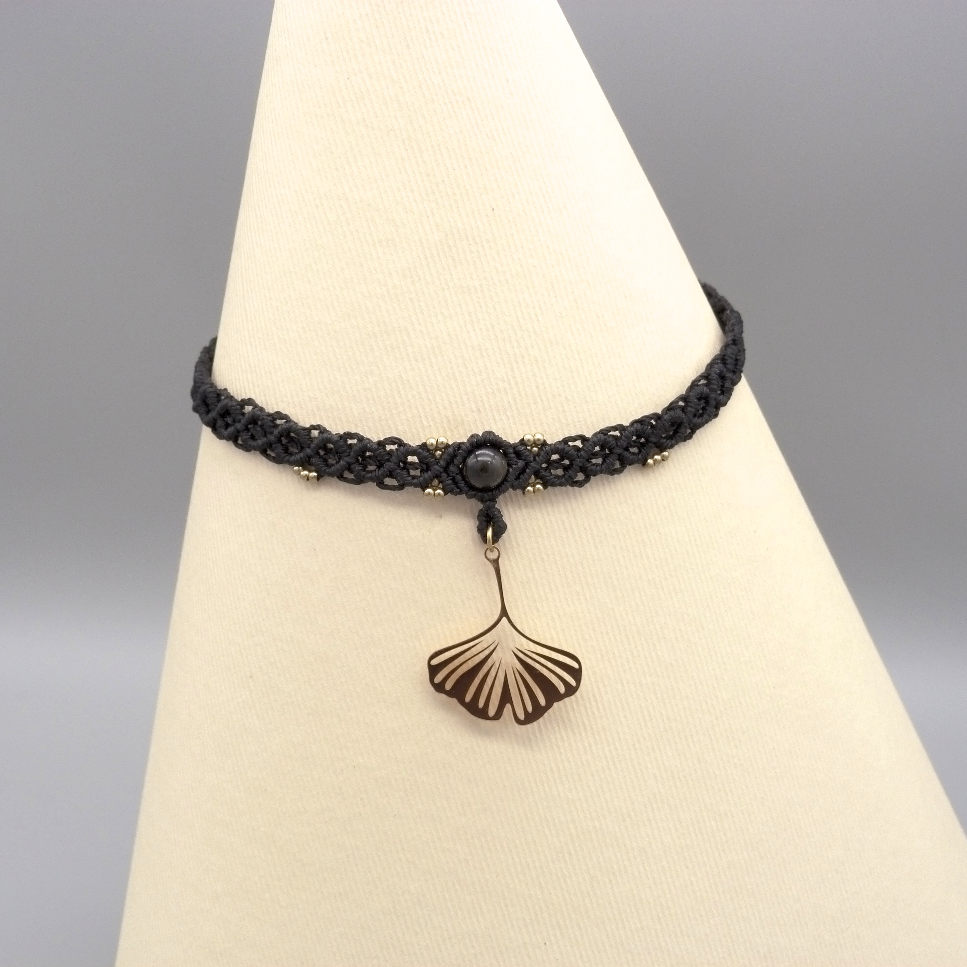 Collier noir en micro-macram&eacute; ras-du-cou avec une feuille de ginkgo biloba 