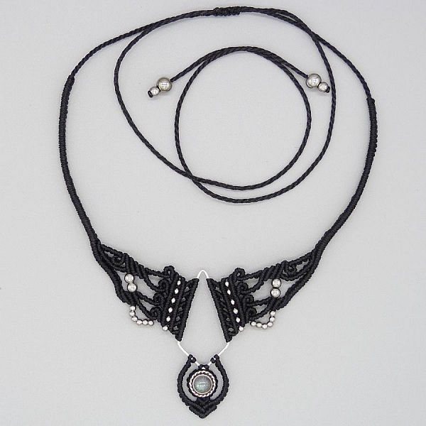 Collier noir en micro-macram&eacute;  avec une labradorite sertie