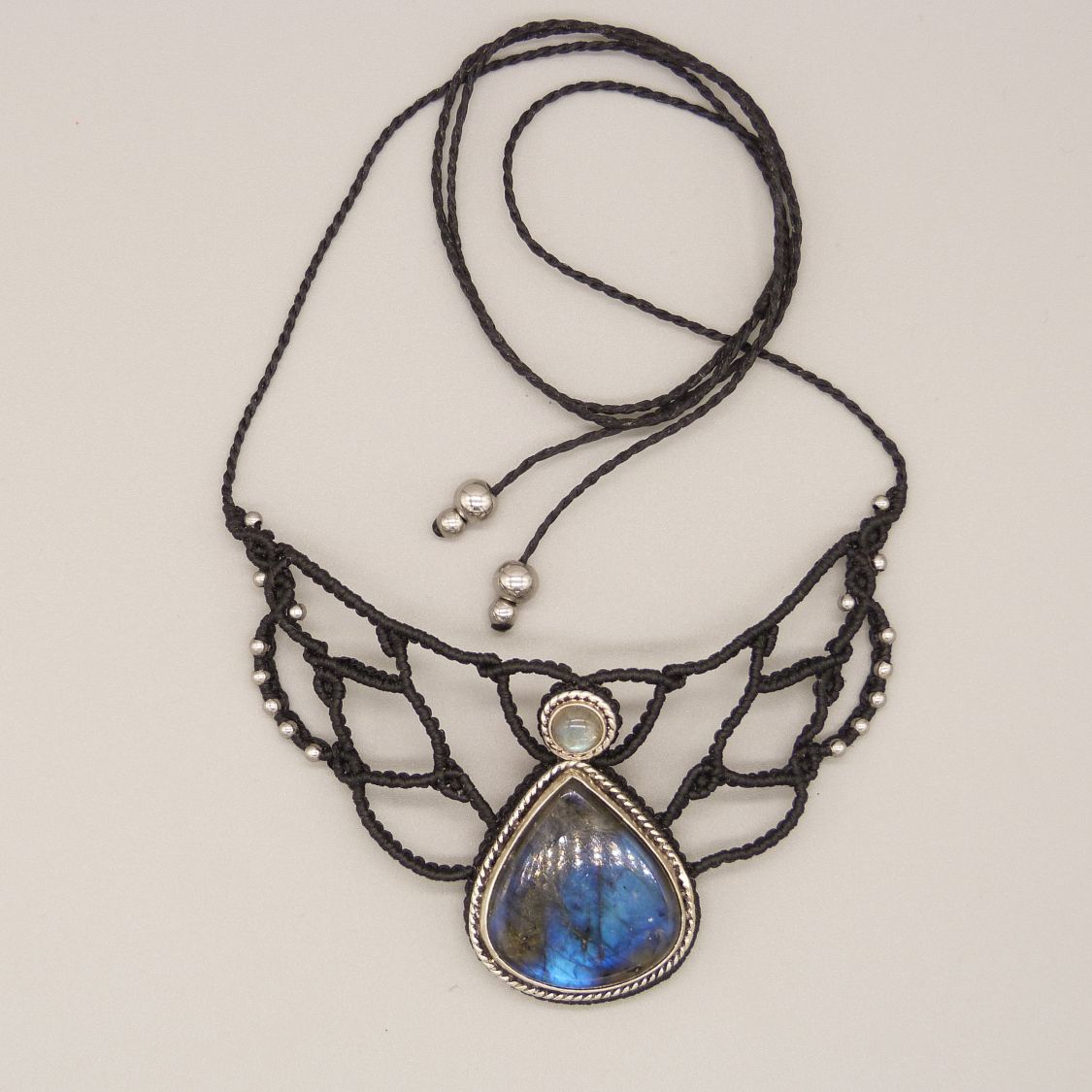 Collier noir en micro-macram&eacute;  avec une labradorite sertie