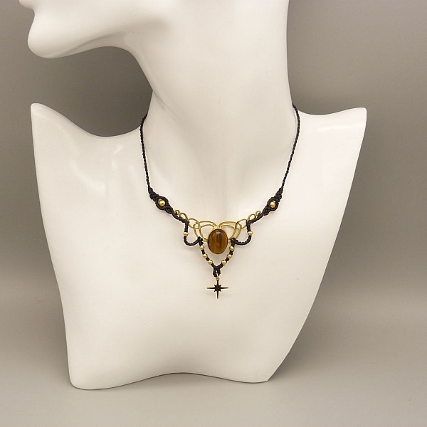Collier noir en micro-macram&eacute;  avec un oeil de tigre serti