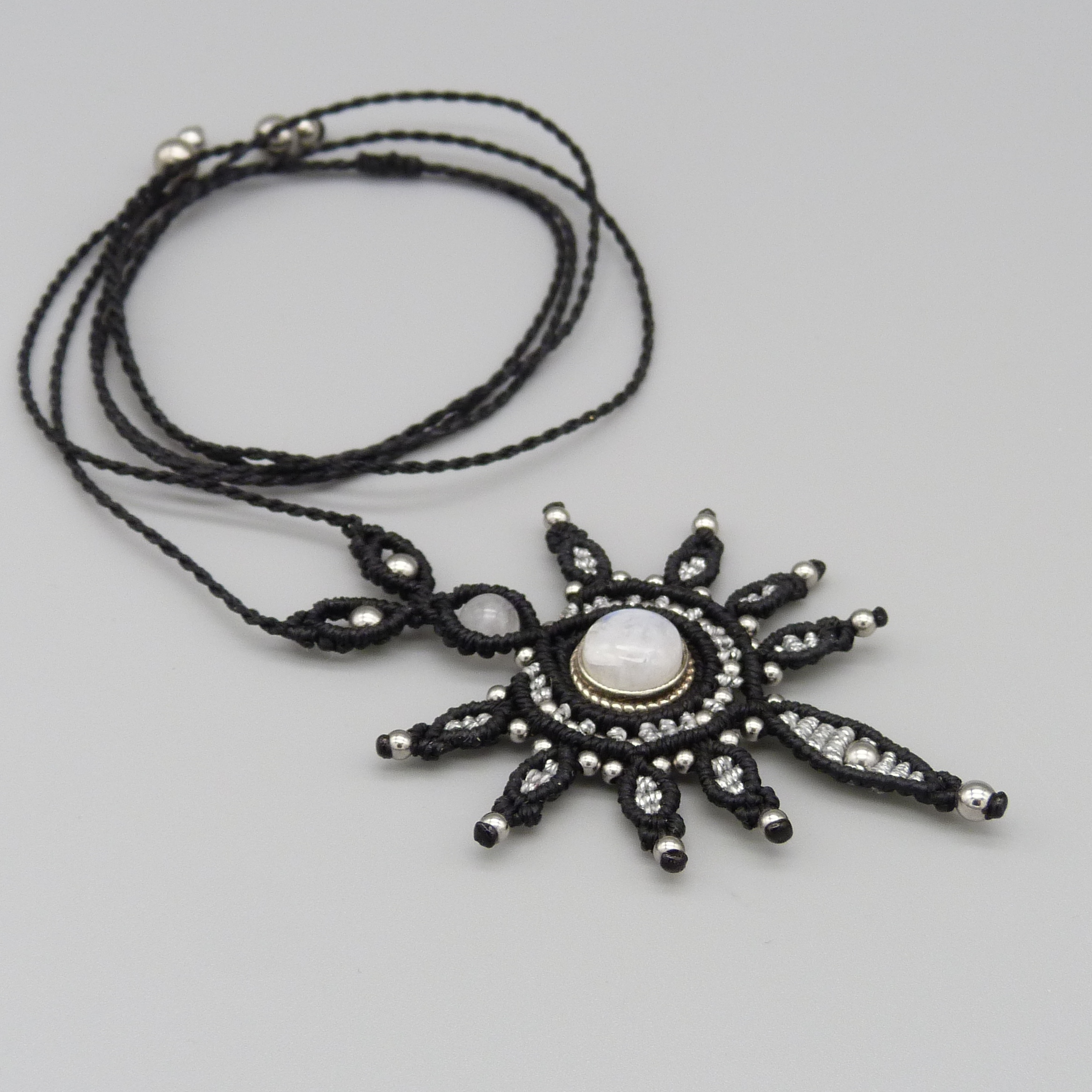 collier noir en micro-macram&eacute; avec une pierre de lune sertie